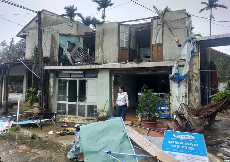 Sau bão Người dân trở về trong tan hoang ảnh 1