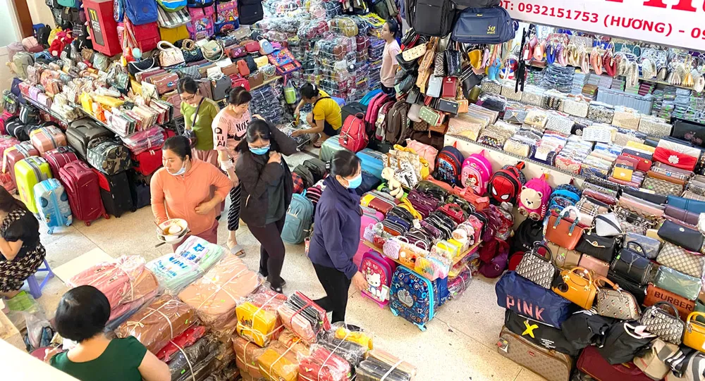 Hoạt động bán buôn, bán lẻ ở chợ Bình Tây (TPHCM). Ảnh: CAO THĂNG