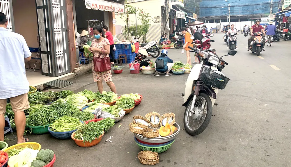 Chợ tự phát xung quanh chợ Nguyễn Tri Phương, phường 6, quận 10, TPHCM. Ảnh: Quý Ngọc