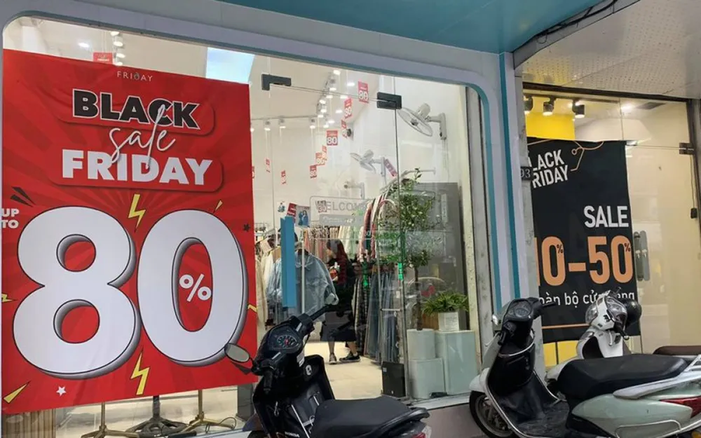 Các cửa hàng sale "sập sàn" vào dịp Black Friday.