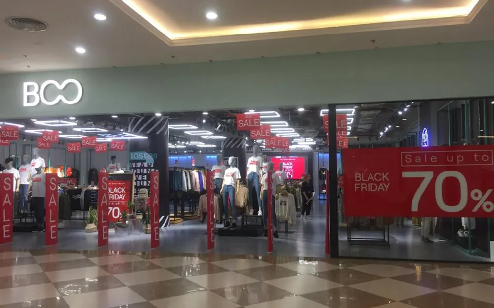 Dù giảm giá mạnh nhưng nhiều cửa hàng vẫn rất vắng khách.