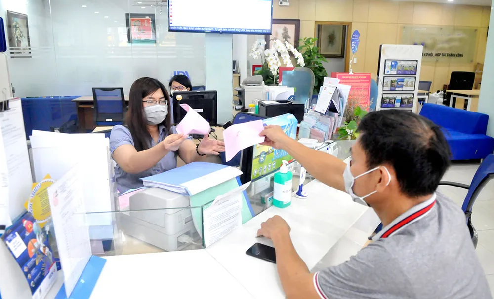 Giao dịch tại Ngân hàng BIDV. Ảnh: CAO THĂNG