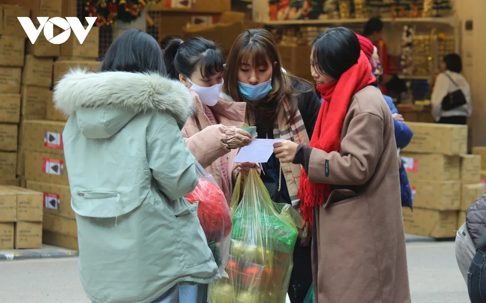 Muôn kiểu chống rét của người dân Hà Nội khi gió lạnh tràn về ảnh 3