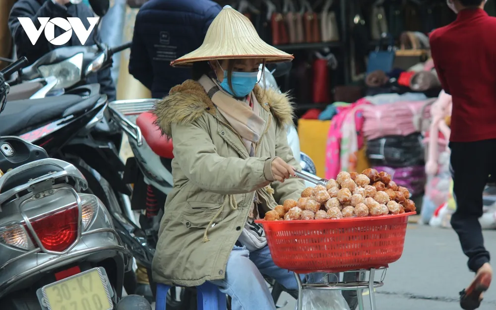 Muôn kiểu chống rét của người dân Hà Nội khi gió lạnh tràn về ảnh 5