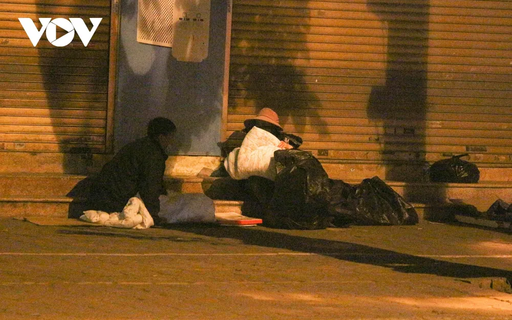 Muôn kiểu chống rét của người dân Hà Nội khi gió lạnh tràn về ảnh 10