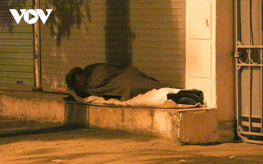 Muôn kiểu chống rét của người dân Hà Nội khi gió lạnh tràn về ảnh 12