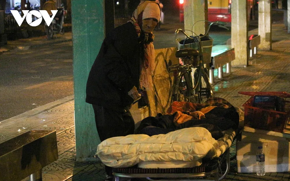 Muôn kiểu chống rét của người dân Hà Nội khi gió lạnh tràn về ảnh 11