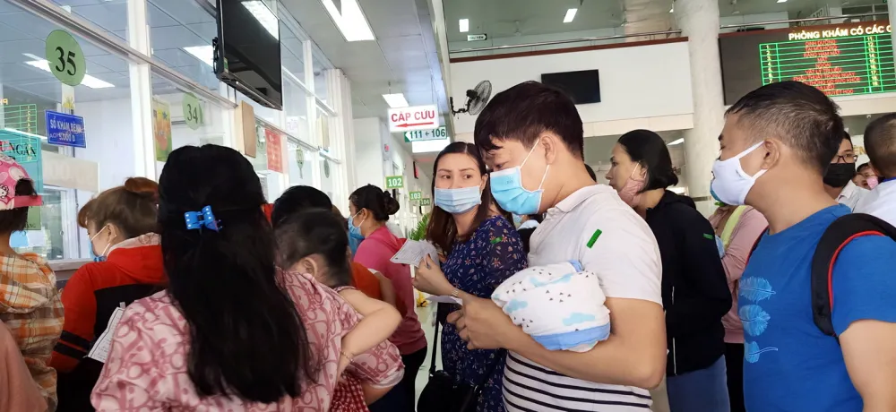 cảnh chen chúc thường thấy ở các bệnh viện khi chưa áp dụng “số hóa” và cải cách thủ tục khám bệnh - Ảnh: T.D.