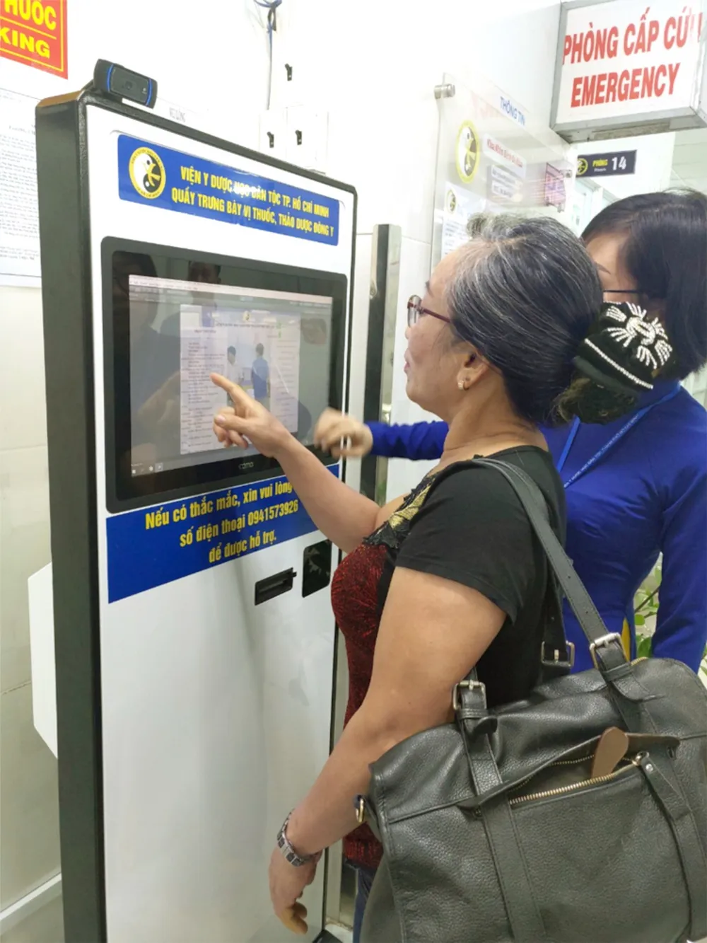 Một bệnh nhân tự tra cứu đơn thuốc qua ứng dụng AR trên ki-ốt đặt tại Khoa Khám bệnh Viện Y Dược học dân tộc TP.HCM