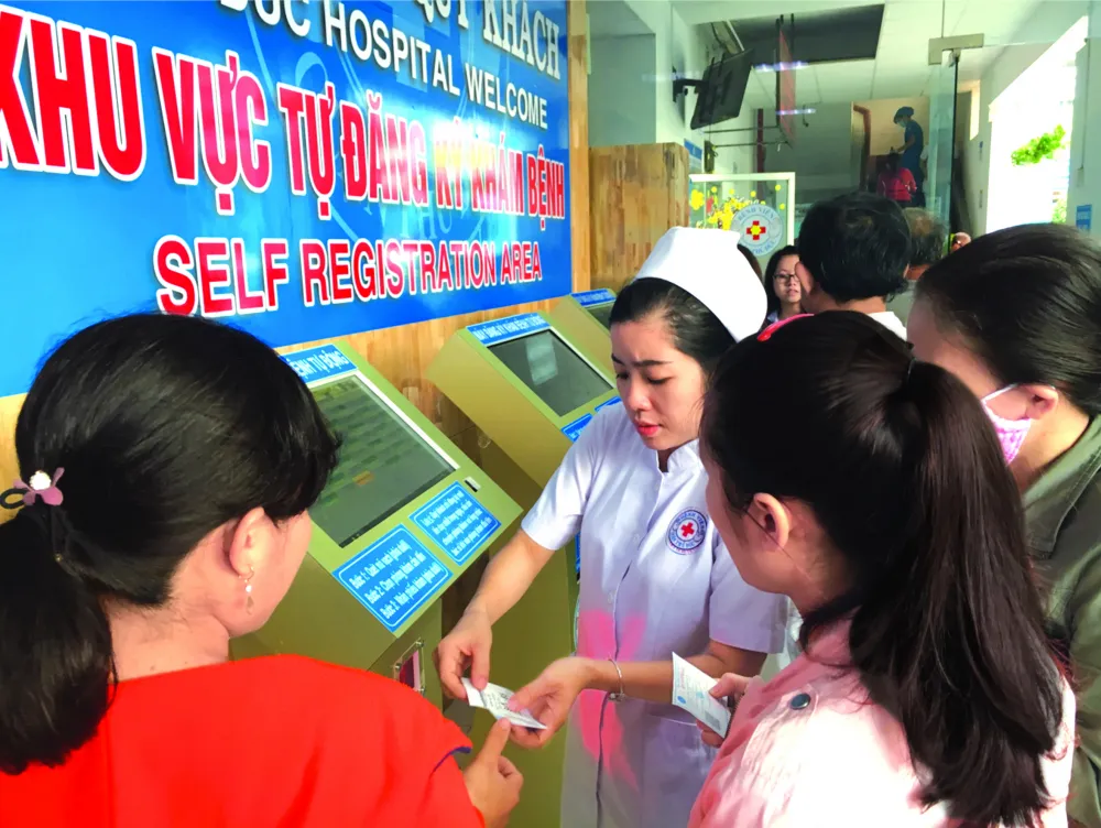 Việc ứng dụng công nghệ thông tin giúp cho việ c đăng ký khám chữa bệnh của người dân thuận tiện hơn ẢNH: HOÀ I AN