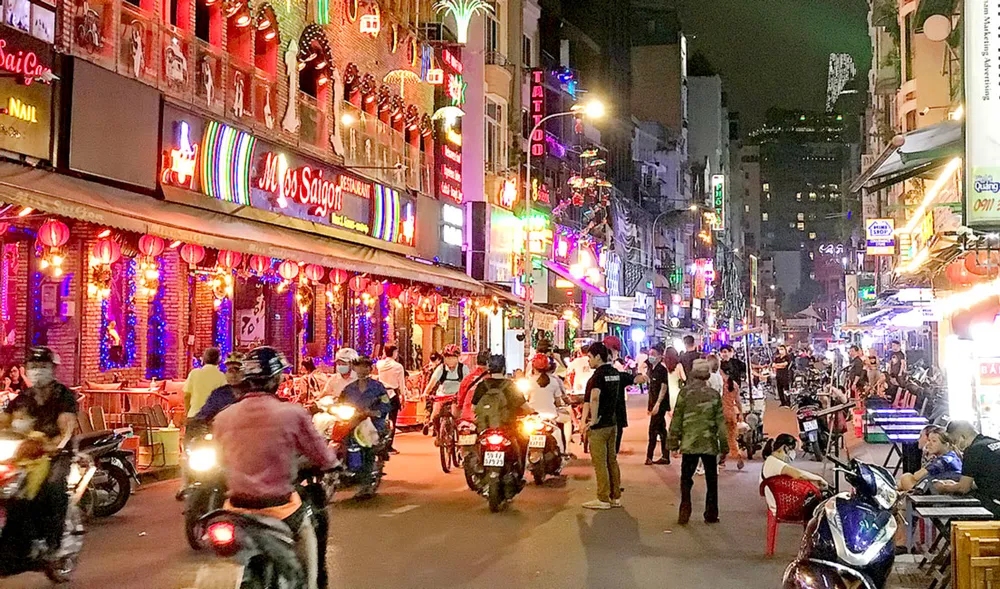 Phố Bùi Viện rộn ràng về đêm Ảnh: HOÀNG HÙNG