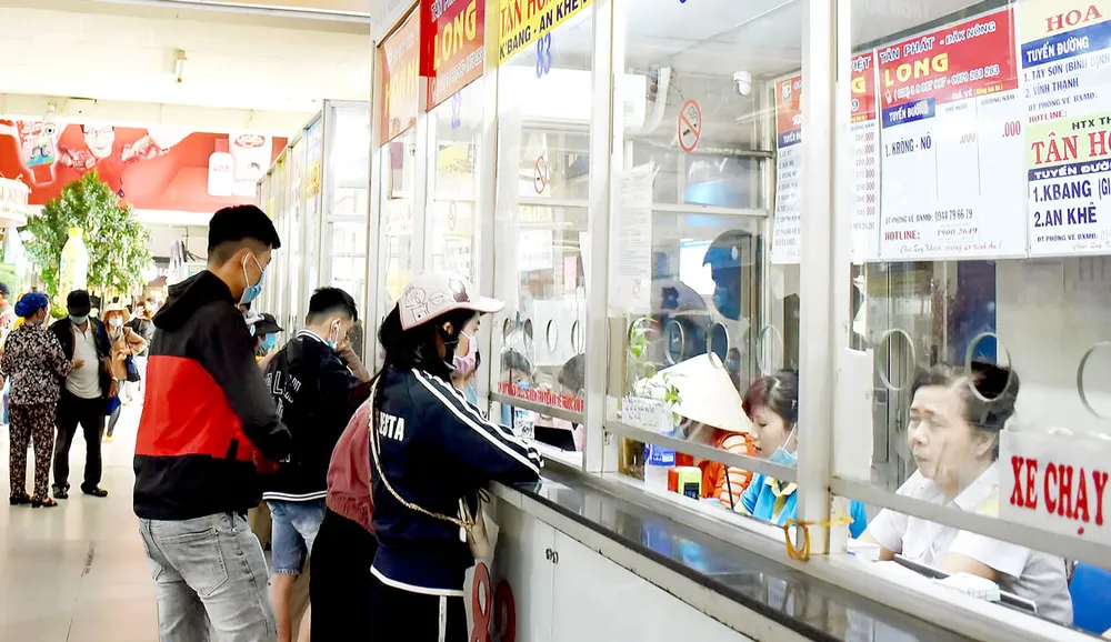 Hành khách mua vé xe đi lại tết tại Bến xe Miền Đông chiều 19-1