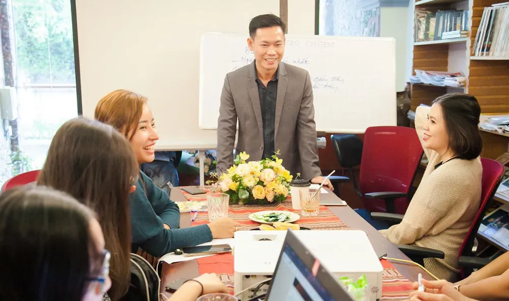 Các bạn trẻ tham gia một buổi học về viết content.