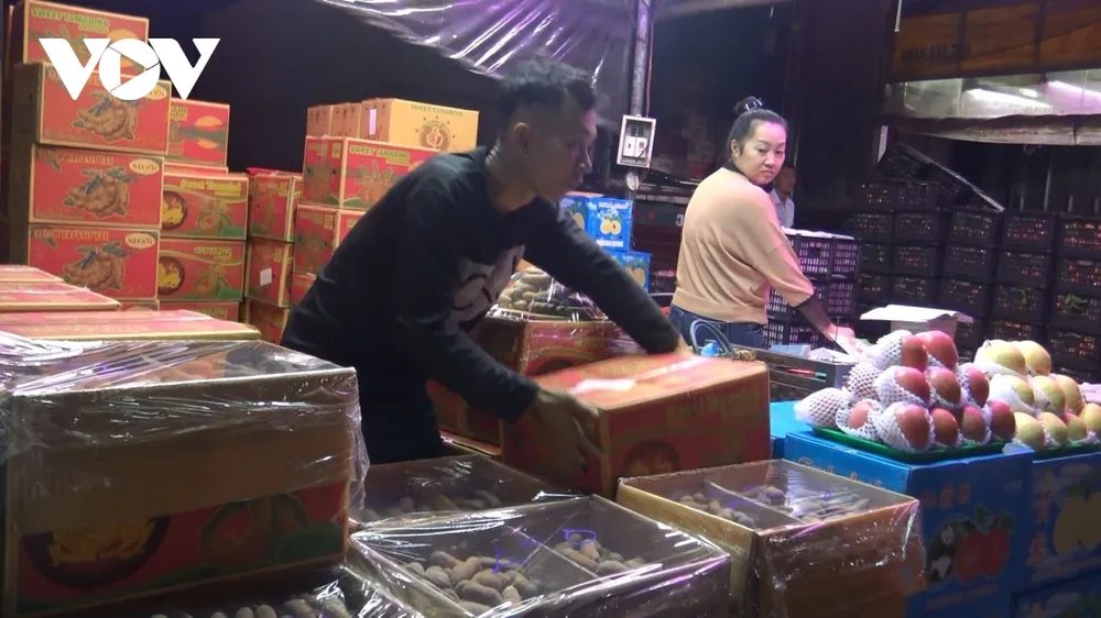 Hàng hóa đổ về chợ đầu mối ở TPHCM tăng đột biến ảnh 3