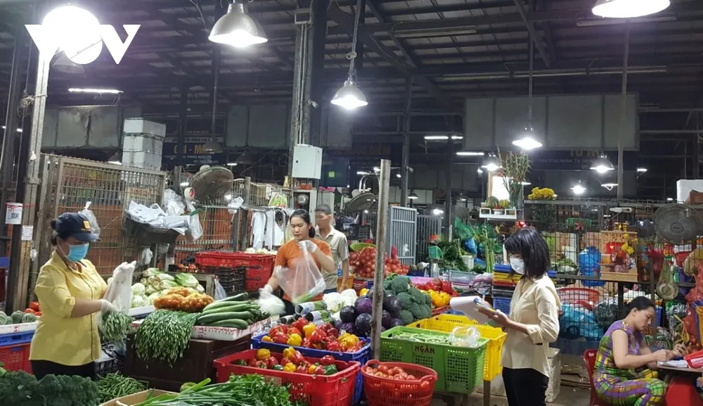 Hàng hóa đổ về chợ đầu mối ở TPHCM tăng đột biến ảnh 4