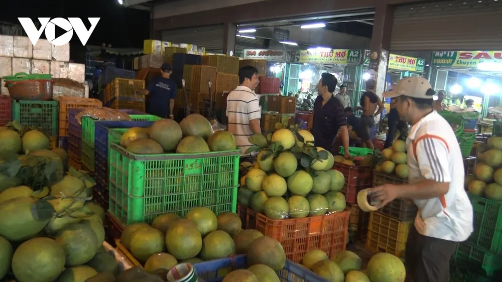 Hàng hóa đổ về chợ đầu mối ở TPHCM tăng đột biến ảnh 9