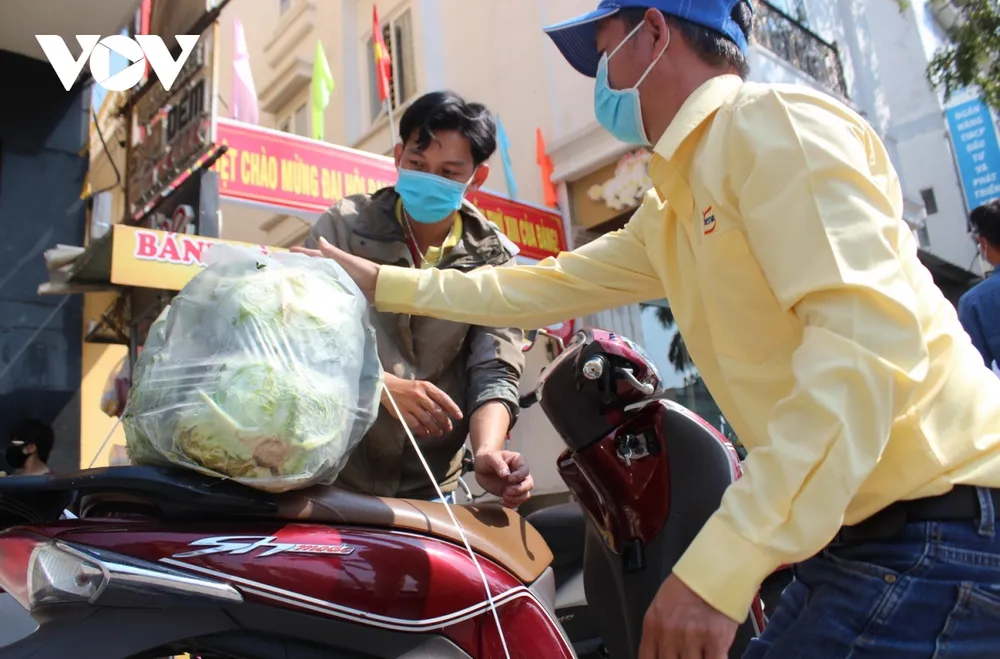 Người dân nhiều tỉnh thành nhiệt tình "giải cứu" nông sản Hải Dương ảnh 8