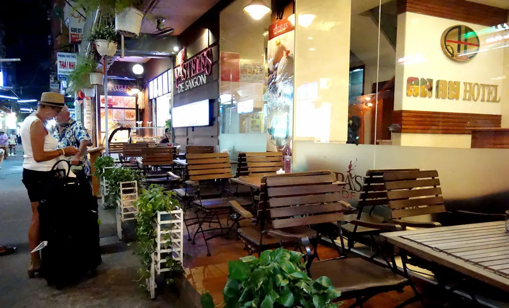  Phố đi bộ Bùi Viện vắng bóng khách ngay cả vào ngày cuối tuần (Ảnh chụp tối 7-3) Ảnh: DŨNG PHƯƠNG