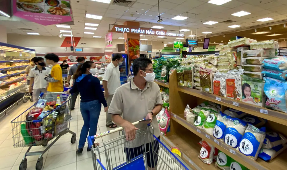 Người tiêu dùng mua sắm tại Co.opmart Lý Thường Kiệt Ảnh: CAO THĂNG