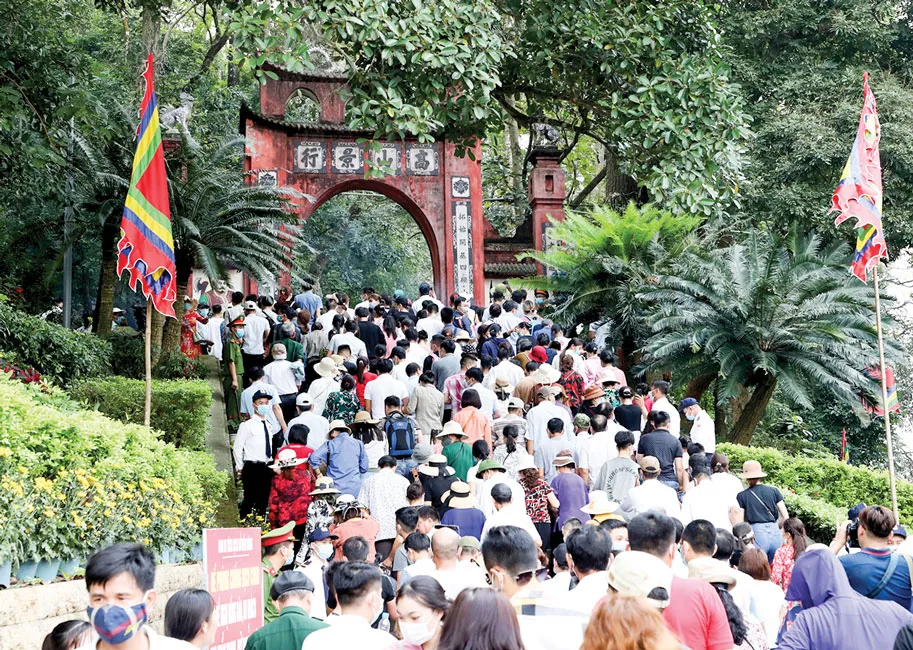 Khách tấp nập đi chơi lễ ảnh 1