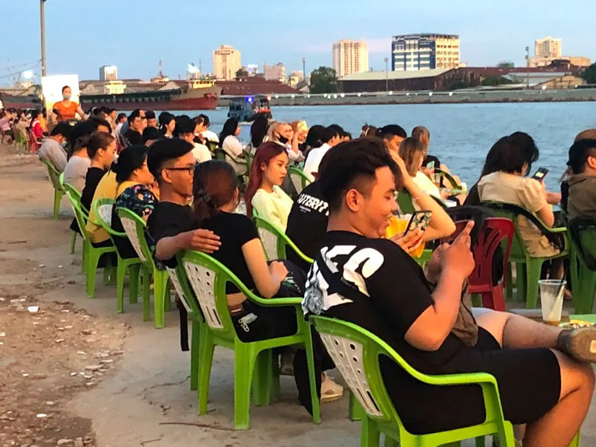 Vui chơi bất chấp quy định phòng dịch ảnh 1