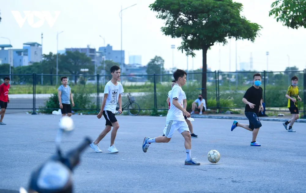 Bất chấp dịch Covid-19 phức tạp, người Hà Nội vẫn thả diều, đá bóng... ảnh 19
