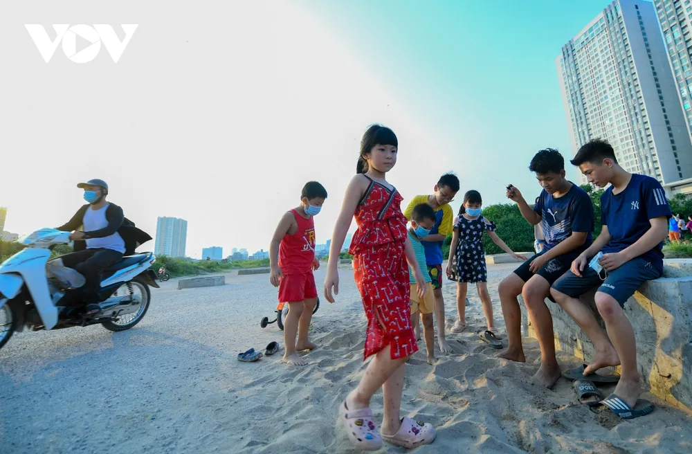 Bất chấp dịch Covid-19 phức tạp, người Hà Nội vẫn thả diều, đá bóng... ảnh 4