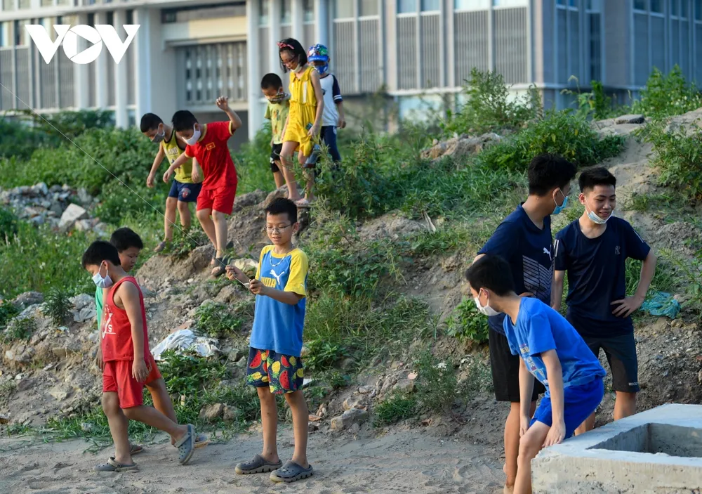 Bất chấp dịch Covid-19 phức tạp, người Hà Nội vẫn thả diều, đá bóng... ảnh 6