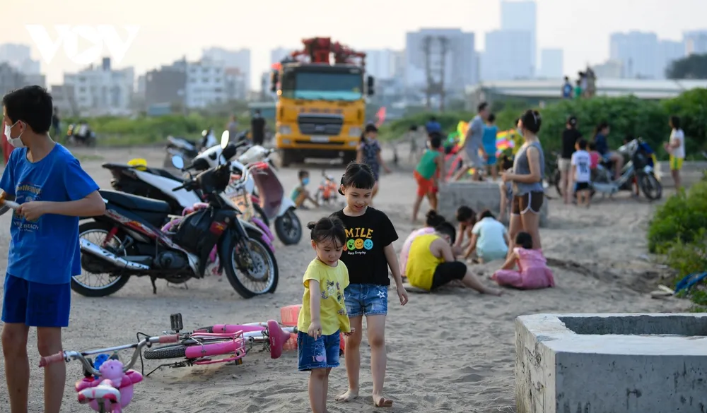 Bất chấp dịch Covid-19 phức tạp, người Hà Nội vẫn thả diều, đá bóng... ảnh 2