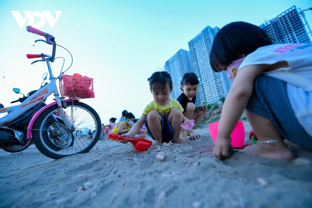 Bất chấp dịch Covid-19 phức tạp, người Hà Nội vẫn thả diều, đá bóng... ảnh 10