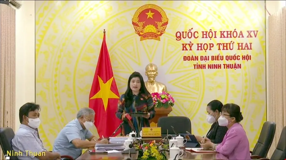 Đại biểu Đàng Thị Mỹ Hương thảo luận trực tuyến tại điểm cầu Ninh Thuận. Ảnh: Quốc hội