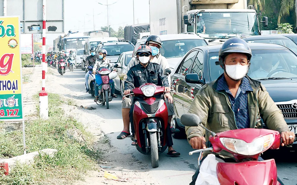 Quốc lộ 1, từ TPHCM về Cần Thơ thường xuyên xảy ra tình trạng kẹt xe. Ảnh: QUỐC AN