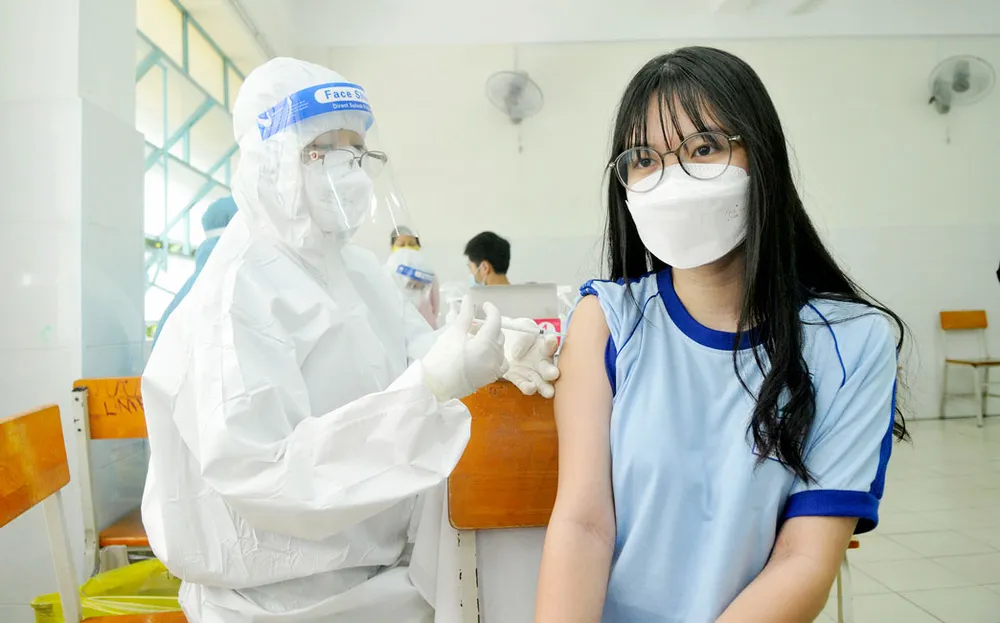 Tiêm vaccine Covid-19 cho học sinh ở quận 1, TPHCM Ảnh: CAO THĂNG