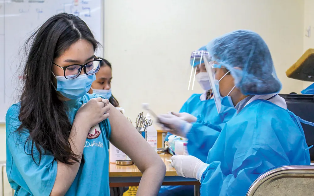 Thực hiện 5K và tiêm chủng cho học sinh. 