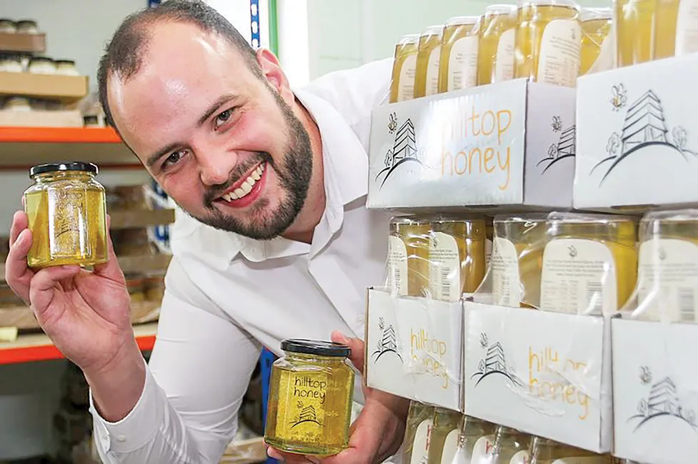 Scott Davies - Từ thợ nề thành triệu phú mật ong