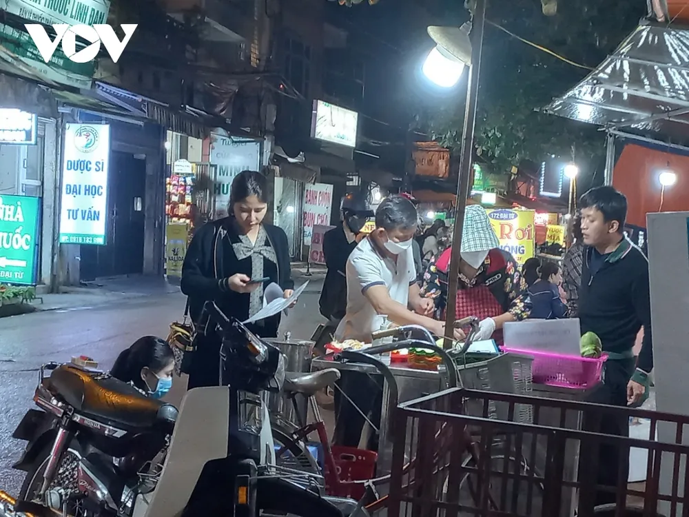 F0 liên tục tăng cao, người dân Hà Nội vẫn chủ quan, lơ là trong phòng, chống dịch ảnh 1