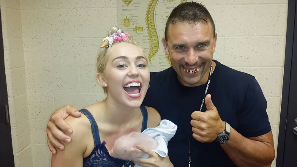 Thành công nhờ bán… “những nụ cười xấu xí” ảnh 1