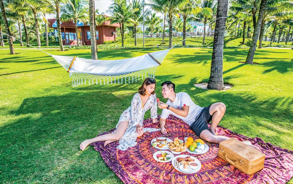 Tại Việt Nam, nếu các công ty du lịch kết hợp cùng với các doanh nghiệp tổ chức thưởng nhân viên bằng những gói du lịch trải nghiệm cũng sẽ kích cầu một phần cho ngành du lịch.