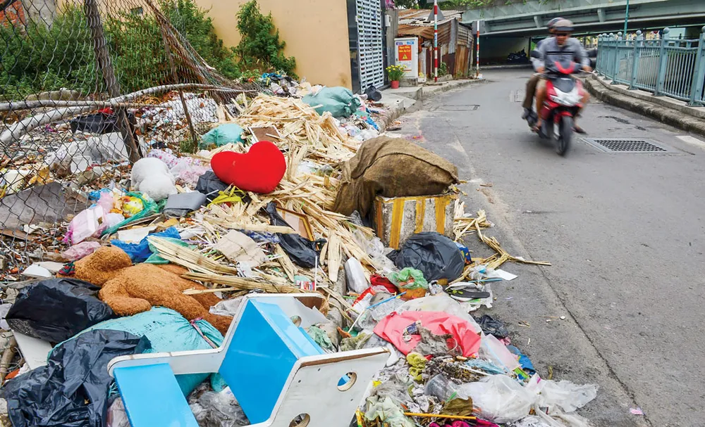Cứ vô tư đổ rác ra vỉa hè kiểu này thì luật có cũng như không.