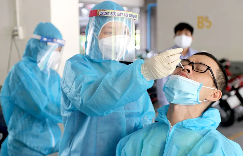  Nhân viên y tế lấy mẫu xét nghiệm cho người dân trong đợt dịch Covid-19 lần thứ 4