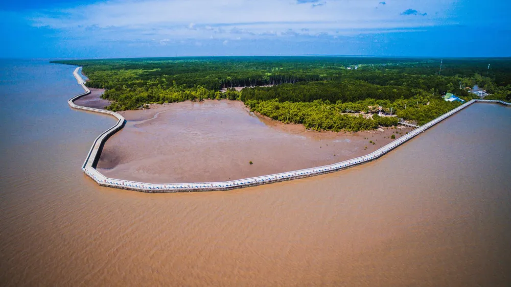 Hệ thống đê bao bêtông vững chắc chống xâm thực vào đất liền bao quanh Vườn Quốc gia Mũi Cà Mau. Đây là điểm cuối cùng của lãnh thổ Việt Nam, nơi du khách có thể ngắm nhìn mặt trời mọc ở biển Đông và lặn ở phía biển Tây. (Ảnh: Trọng Đạt/TTXVN)