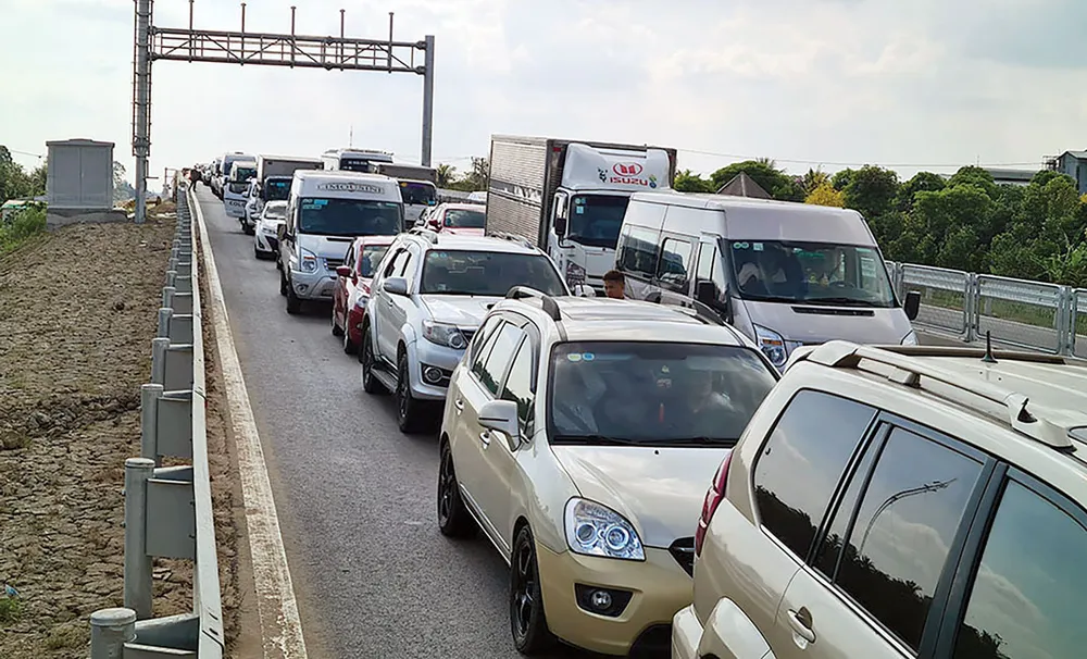 Cao tốc Trung Lương - Mỹ Thuận vừa đưa vào thông xe tạm thời dịp Tết đã trở thành "bãi đậu xe" bất đắc dĩ.