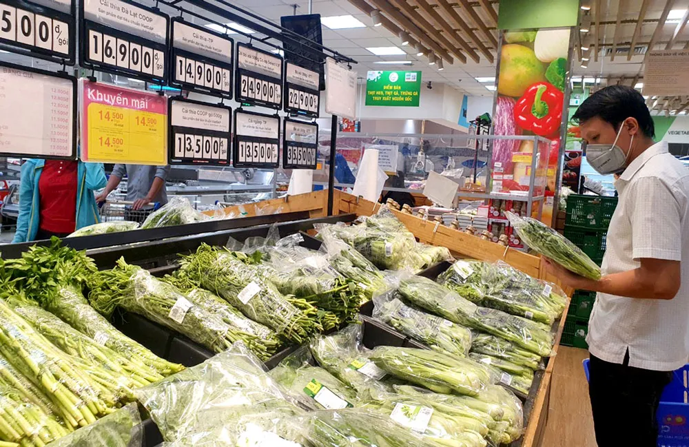 Việc giảm thuế sẽ giúp giá hàng hóa giảm xuống,  có lợi hơn cho người tiêu dùng 