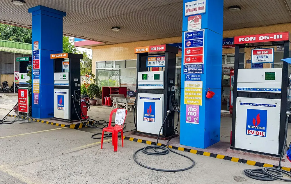 Lạm phát từ giá xăng dầu theo hướng tiêu cực ảnh 1