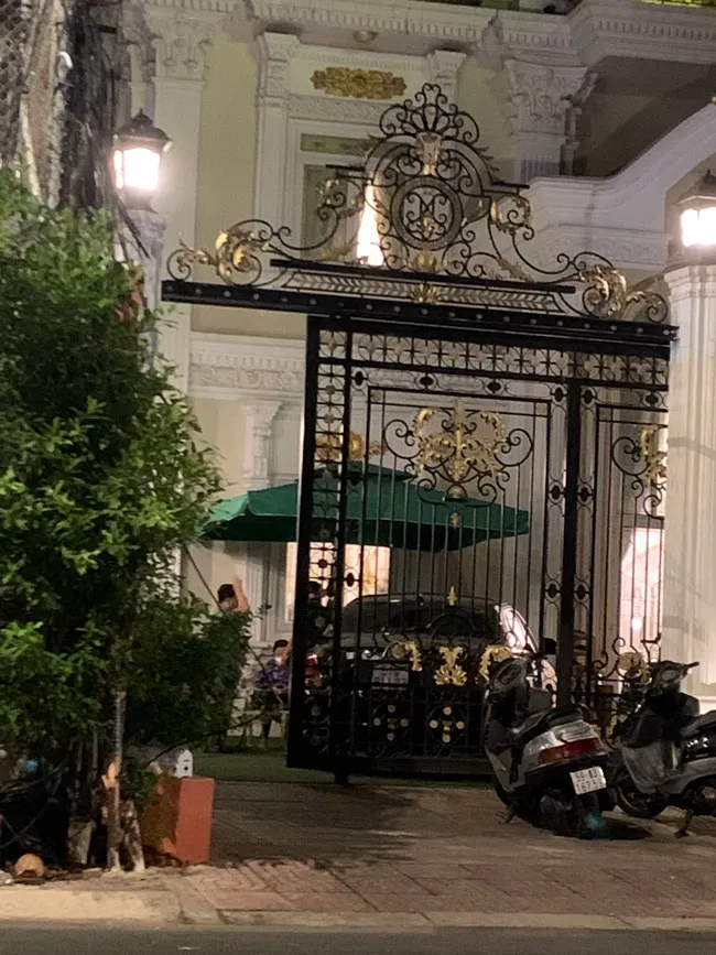 Công an thu nhiều vật chứng trong 2 căn nhà của bà Nguyễn Phương Hằng ảnh 2