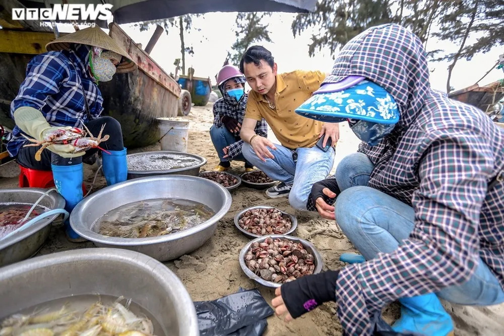 Hơn một tháng nay, dù lượng khách đông, hàng tiêu thụ mạnh, nhưng các điểm bán tại đây không để xảy ra tình trạng khan hiếm hàng và giá cả phần lớn giữ ở mức ổn định.