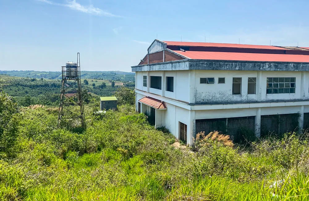 Chợ nông sản huyện Tuy Đức, Đăk Nông xây xong bỏ hoang nhiều năm. 