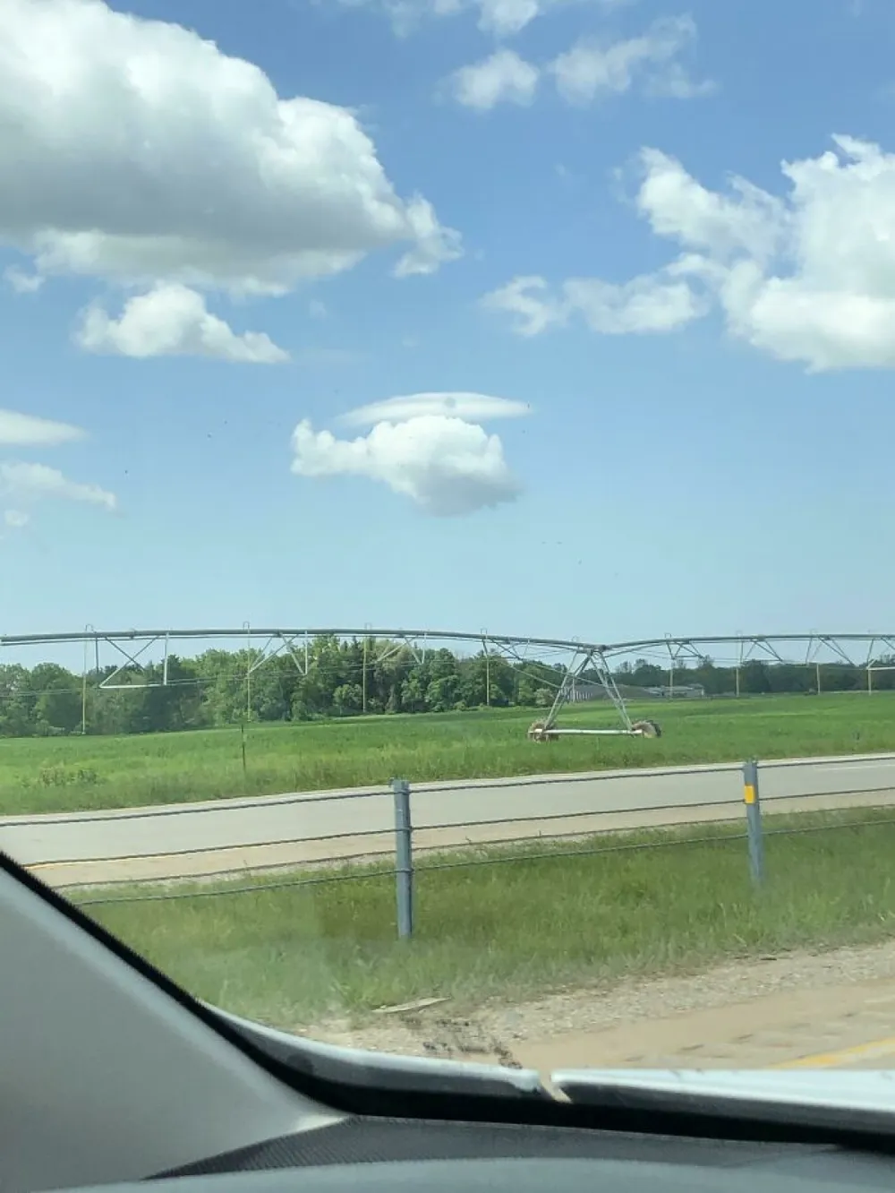 Đám mây trên trời giống như một chiếc trực thăng.