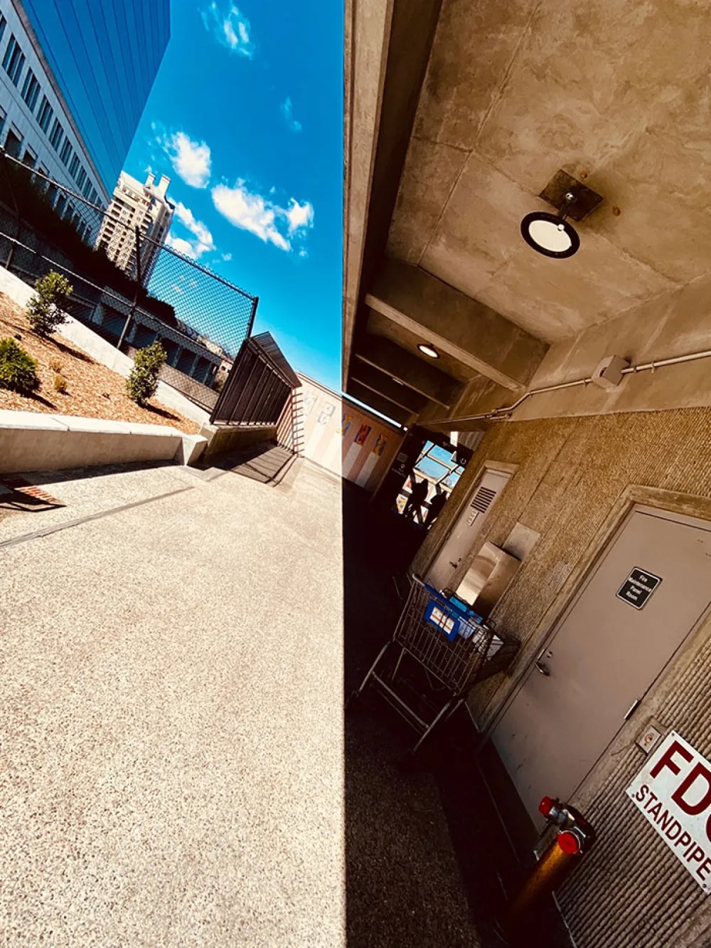 Bức ảnh tưởng như 2 bức ảnh khác nhau ghép lại này thực chất chỉ là 1 bức ảnh với sự đổ bóng hoàn hảo./.