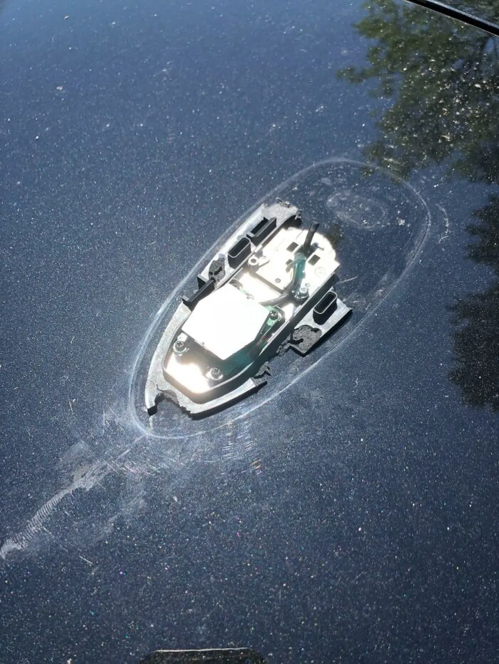 Chiếc ăng ten bị hỏng trên ô tô trông như thể một con tàu đang bị chìm.